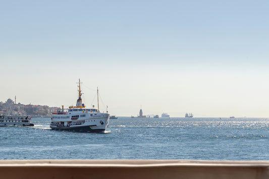 Boğazda Bir Gemi ve Kız Kulesi